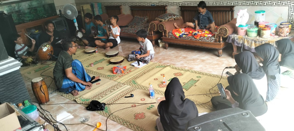 Latihan hadroh remaja islam rw 35 padukuhan malamgrejo