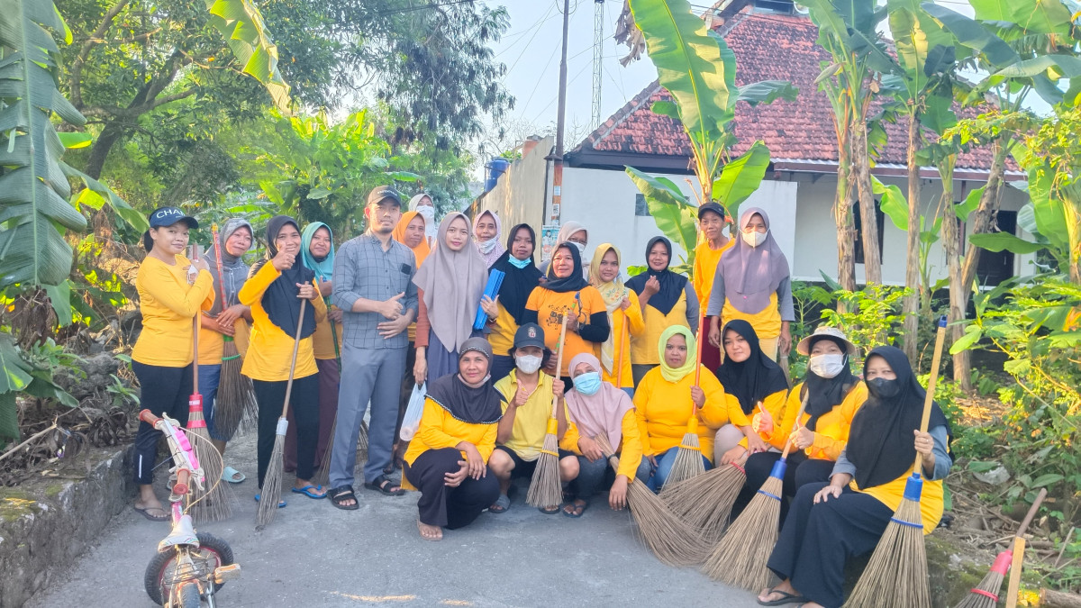 Bersih Lingkungan RT 02 Padukuhan Karangsari