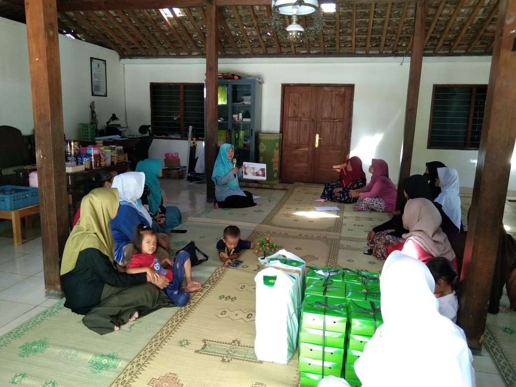 Penyuluhan Kesehatan Reproduksi dan Pemeriksaan IVA Test pada PUS Padukuhan Ceper