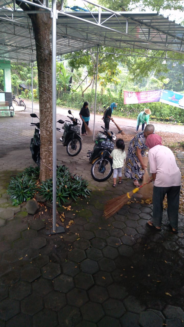 Jumat bersih omah warga padukuhan Sawahan lor
