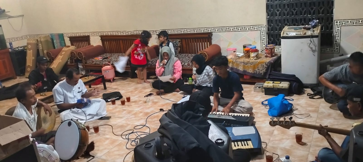 Latihan musik dan vokal seni kubro siswo dan badui tunas muda malangrejo