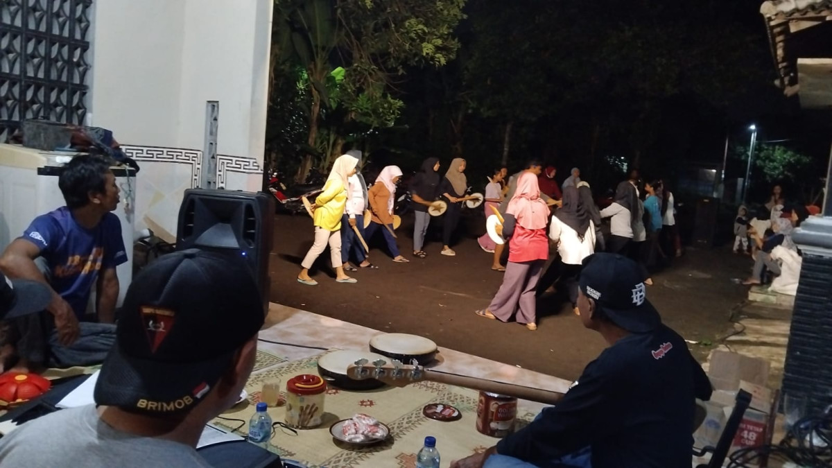 Latihan  seni kubro siswo ibu2 warga malangrejo