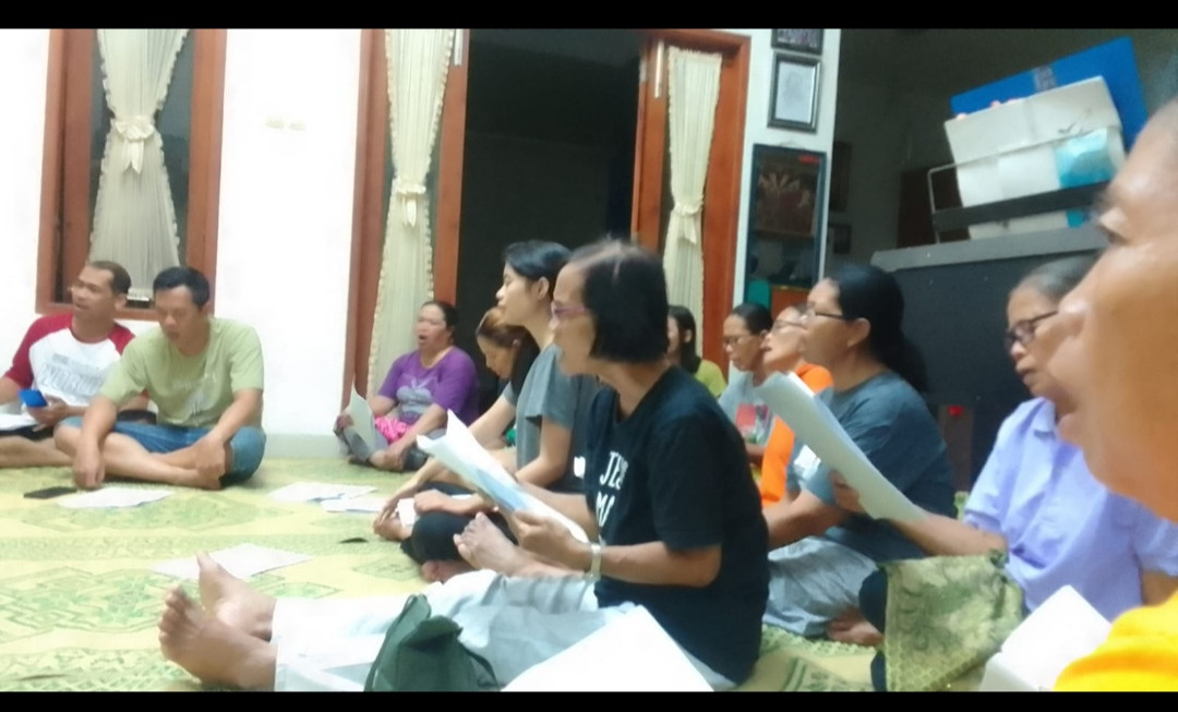 Latihan koor jamaat katholik