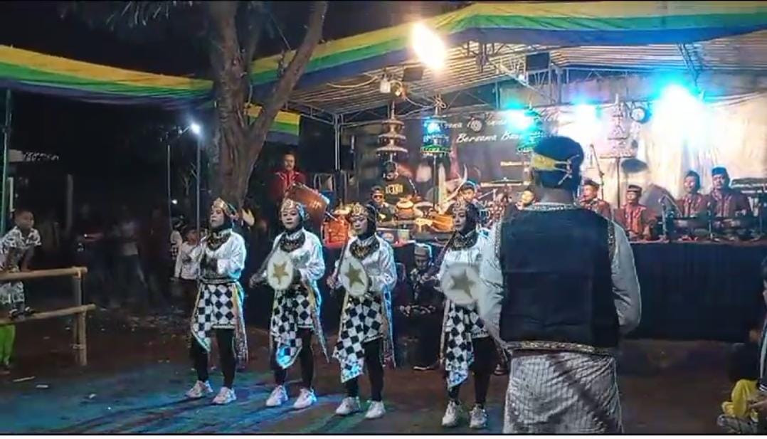 Pentas/ pertunjukan seni sholawat badui da kubro siswo di mpadukuhan malangrejo