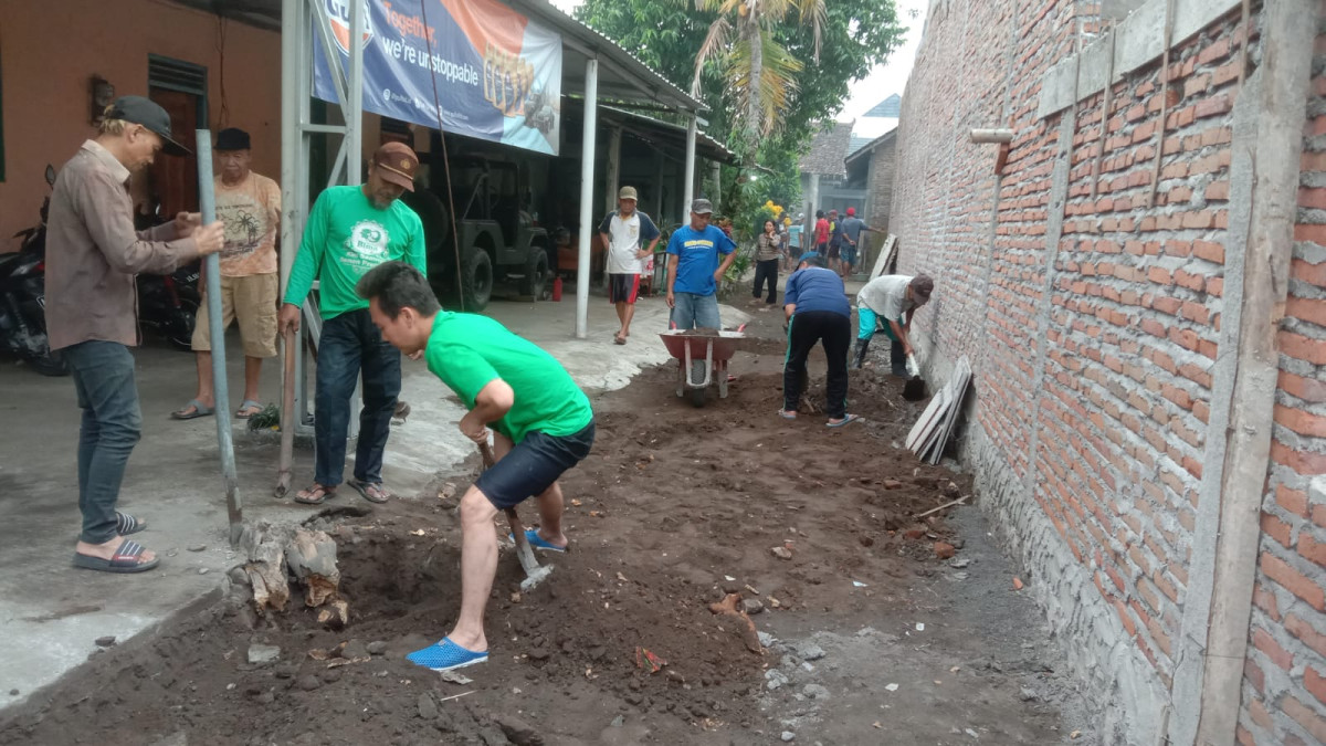 Kerja bakti pengerasan jalan dan kebersihan lingkungan di Padukuhan Malangrejo