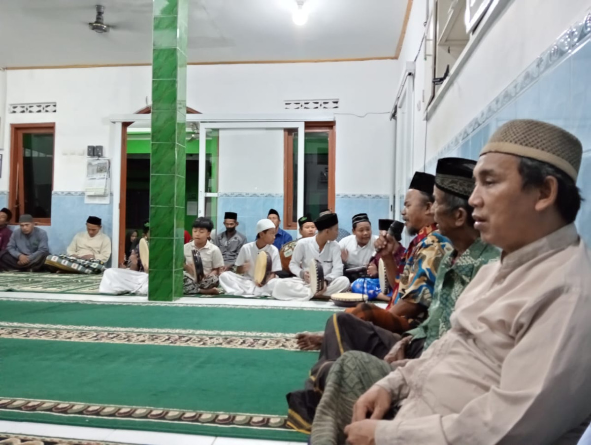 Mujahadah Rutin Malam Jumat Kliwon di Mushola Al huda Nglarang Malangrejo