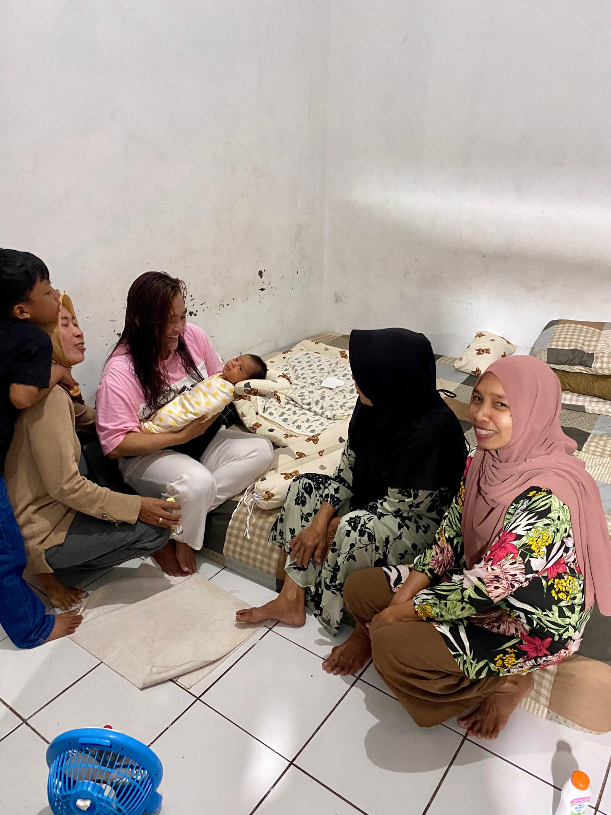Tilik Bayi/ menjenguk bayi yang baru lahir di Padukuhan Malangrejo