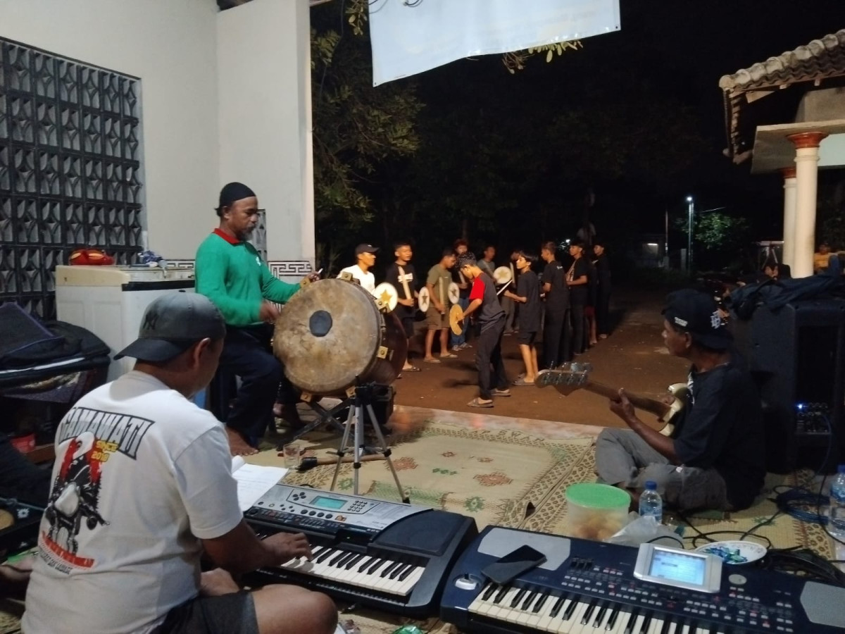 Latihan seni sholawat kubro siswo ipadukuhan malangrejo