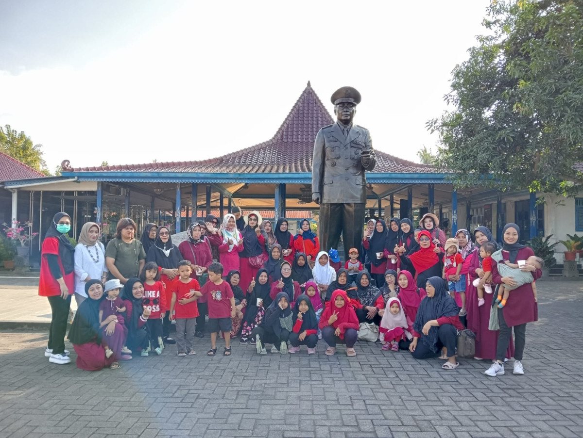 PKK RT 01 Bakungan belajar sejarah di Museum Memorial Jenderal Besar Soeharto
