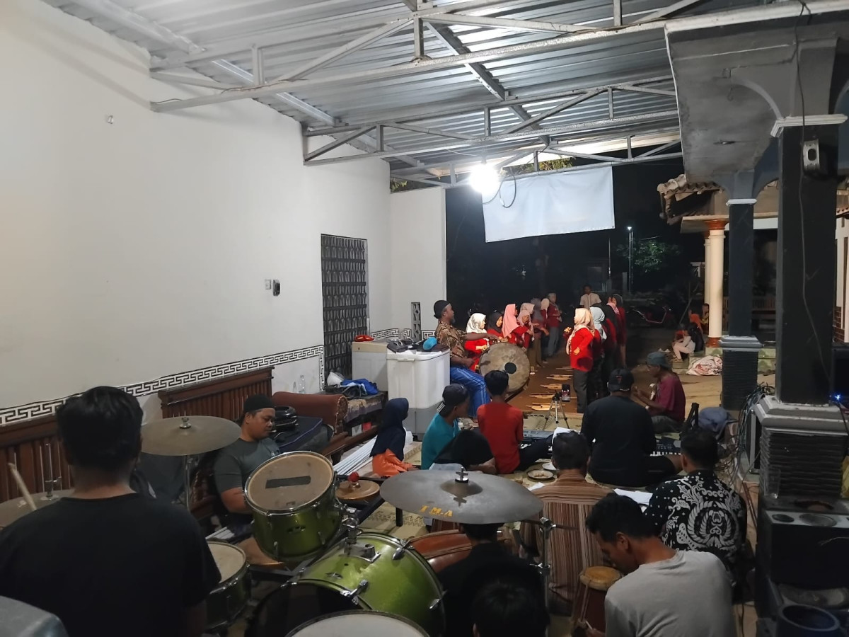 Latihan Seni Sholaway Badui dan Kubro Siswo Padukuhan Malangrejo