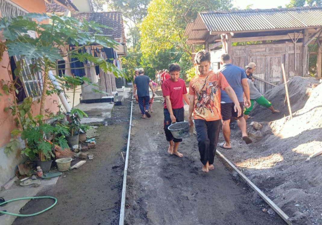 Gotong royong warga Pengecoran jalan di  RT 01 RW 56 Padukuhan Bakungan