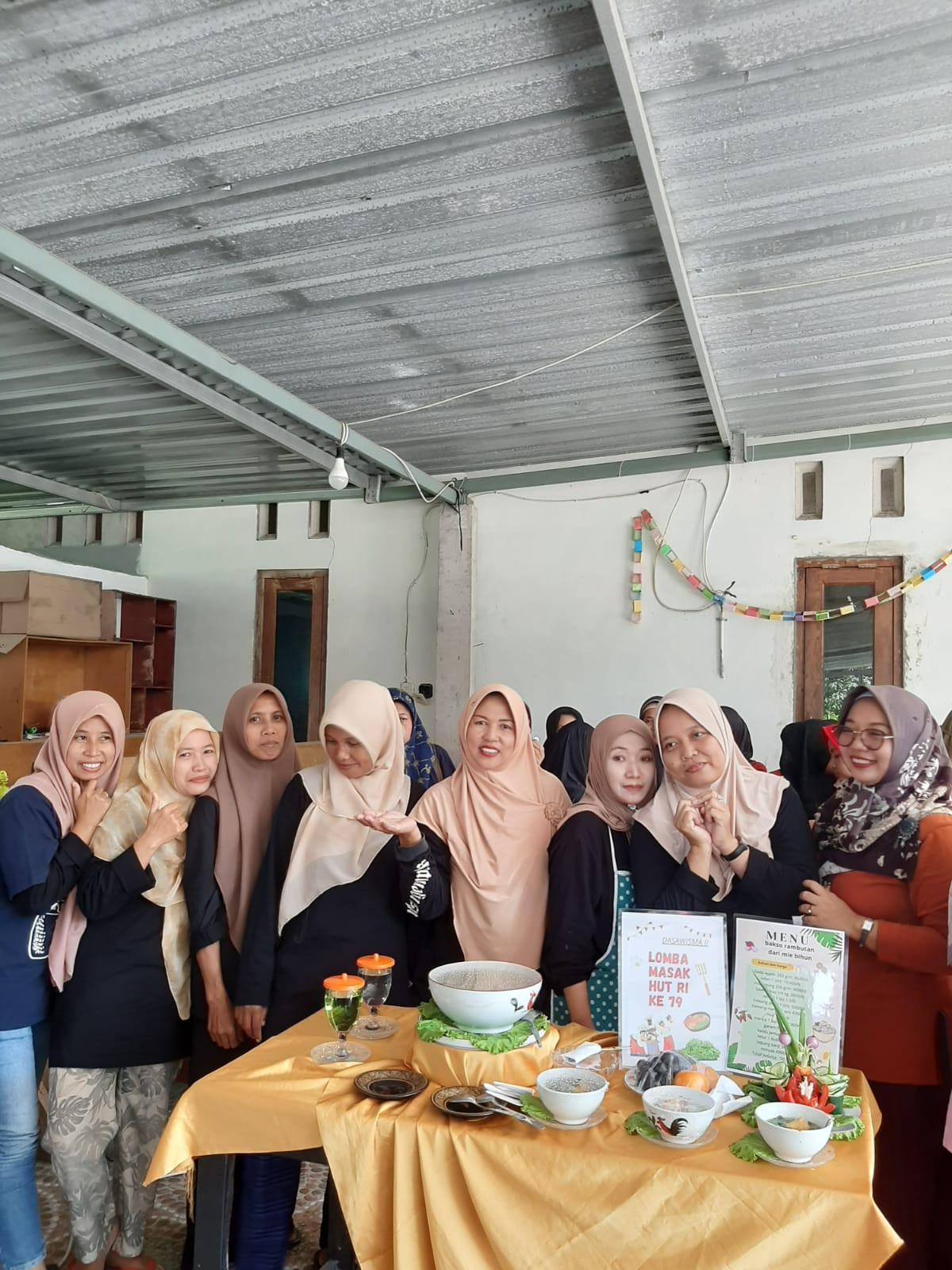 Pemenang juara 1 masak olehan bihun jantung menjadi bakso rambutan