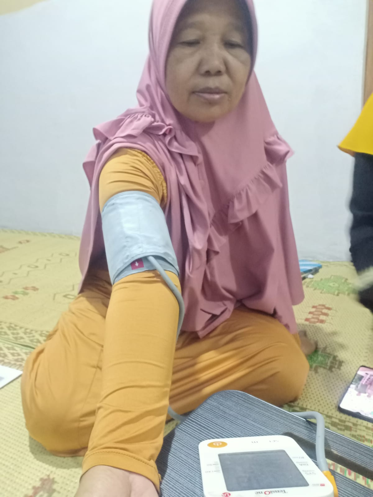 Pengecekan Tensi saat pertemuan PKK Padukuhan Bakungan