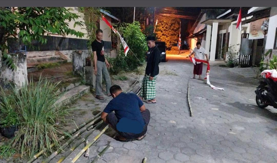 Kerja Bakti lanjutan memasang Umbul umbul di wilayah RT 04 RW 57 Padukuhan Bakungan