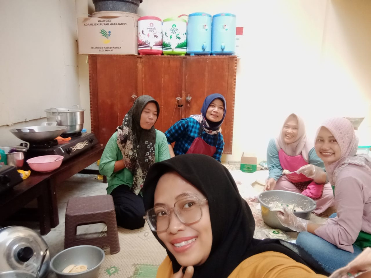 Pembuatan pmt lokal wedomartani oleh kader dashat padukuhan malangrejo