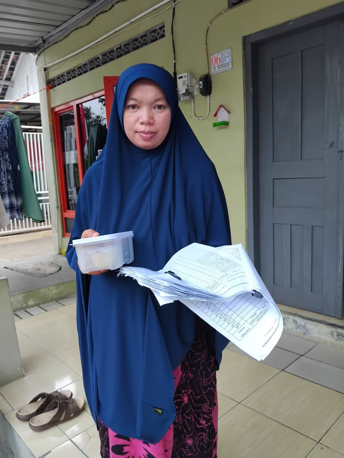Pemberian PMT Lokal bagi ibu hamil KEK oleh kader Dashat Padukuhan Malangrejo