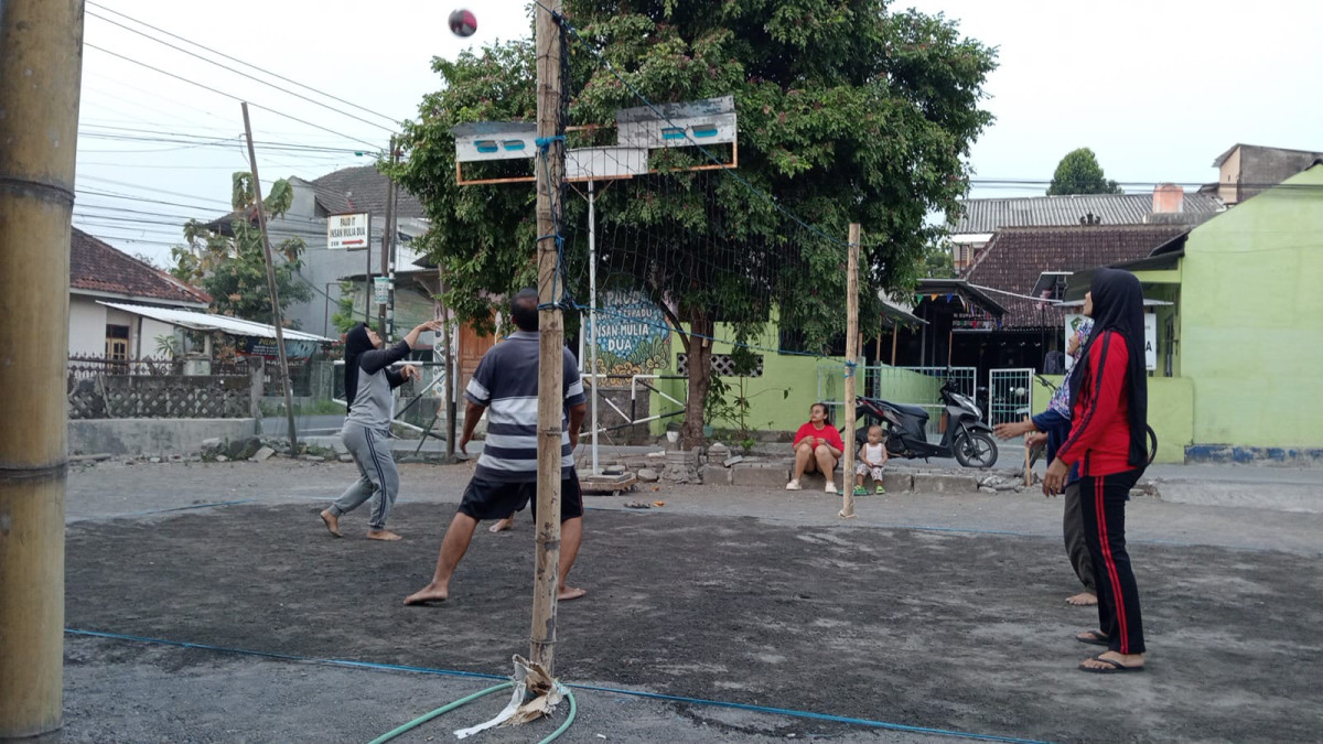 Latihan Rutin olahraga Voli warga Krajan