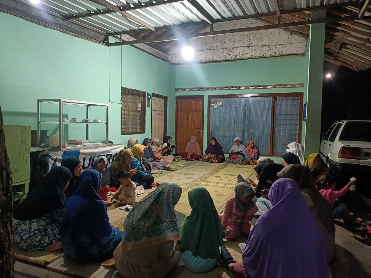 Pengajian yasinan rutin tiap malam Jumat rumah ibu Dewi terung padukuhan krandon