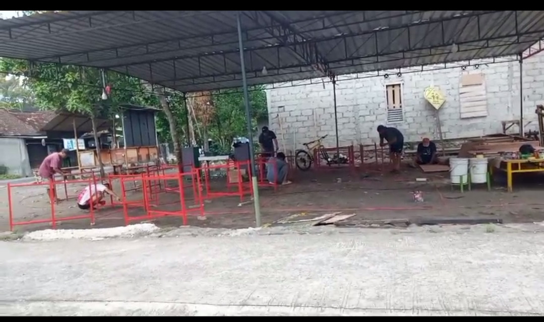 Gotong royong pengecatan meja kursi RT 02 RW 51 terung padukuhan krandon