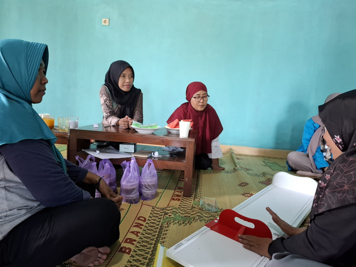 Konsultasi dan pembinaan alat kader Padukuhan Bakungan di bimbing oleh petugas  puskesmas Ngemplak 2