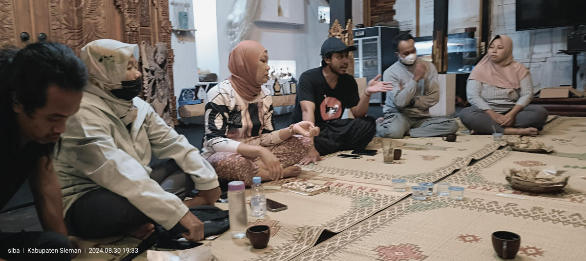 Kegiatan rapat pengurus gebangpark dengan mahasiswa UGMuntuk penyambutan tamu dr jepang di Jetis
