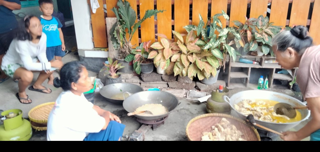 Rukun sosial masak untuk pesta nama lingkungan Vincentius Sawahan kidul