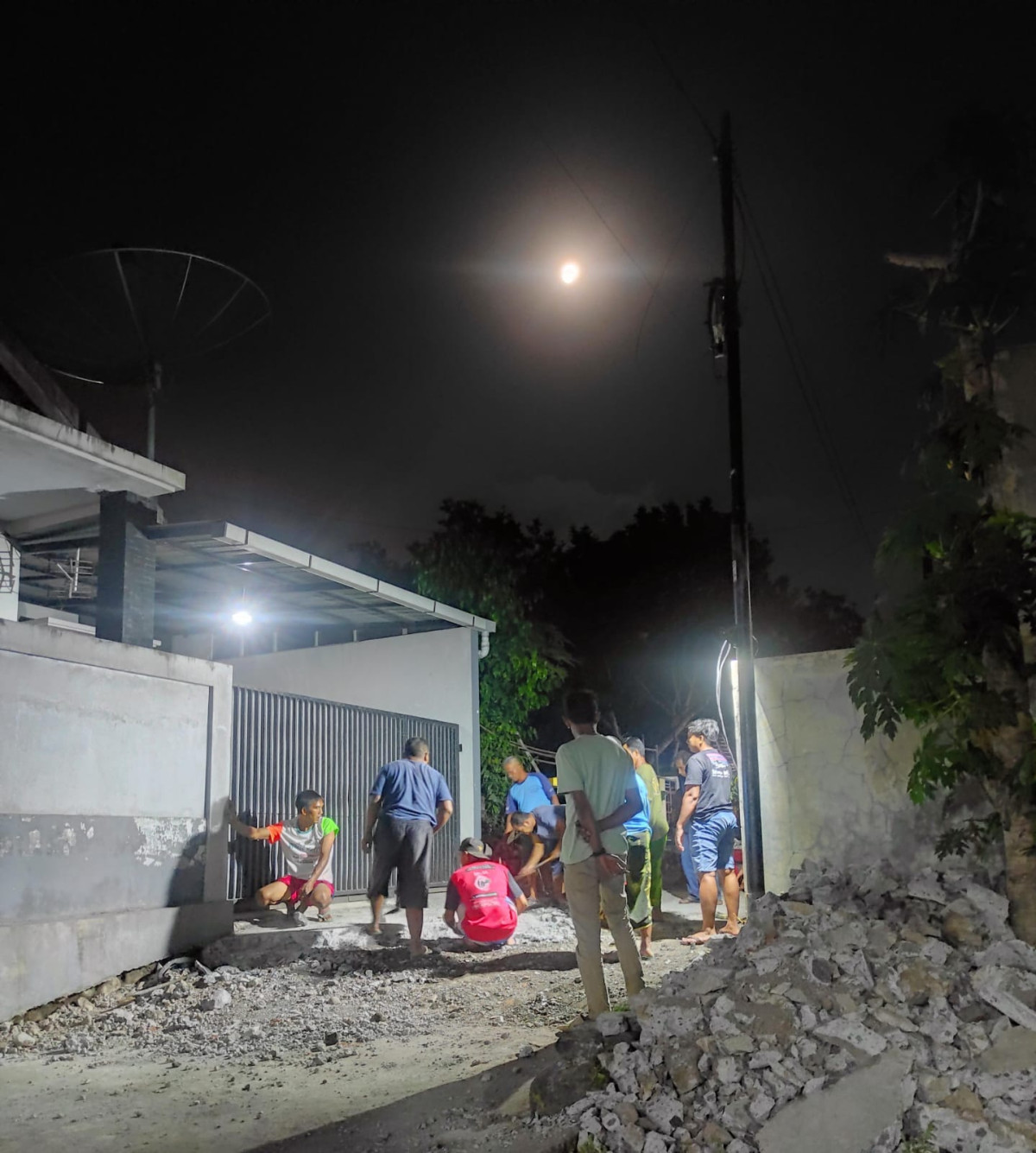 Gotong Royong Pengerasan Jalan di RT 4 Padukuhan Ceper