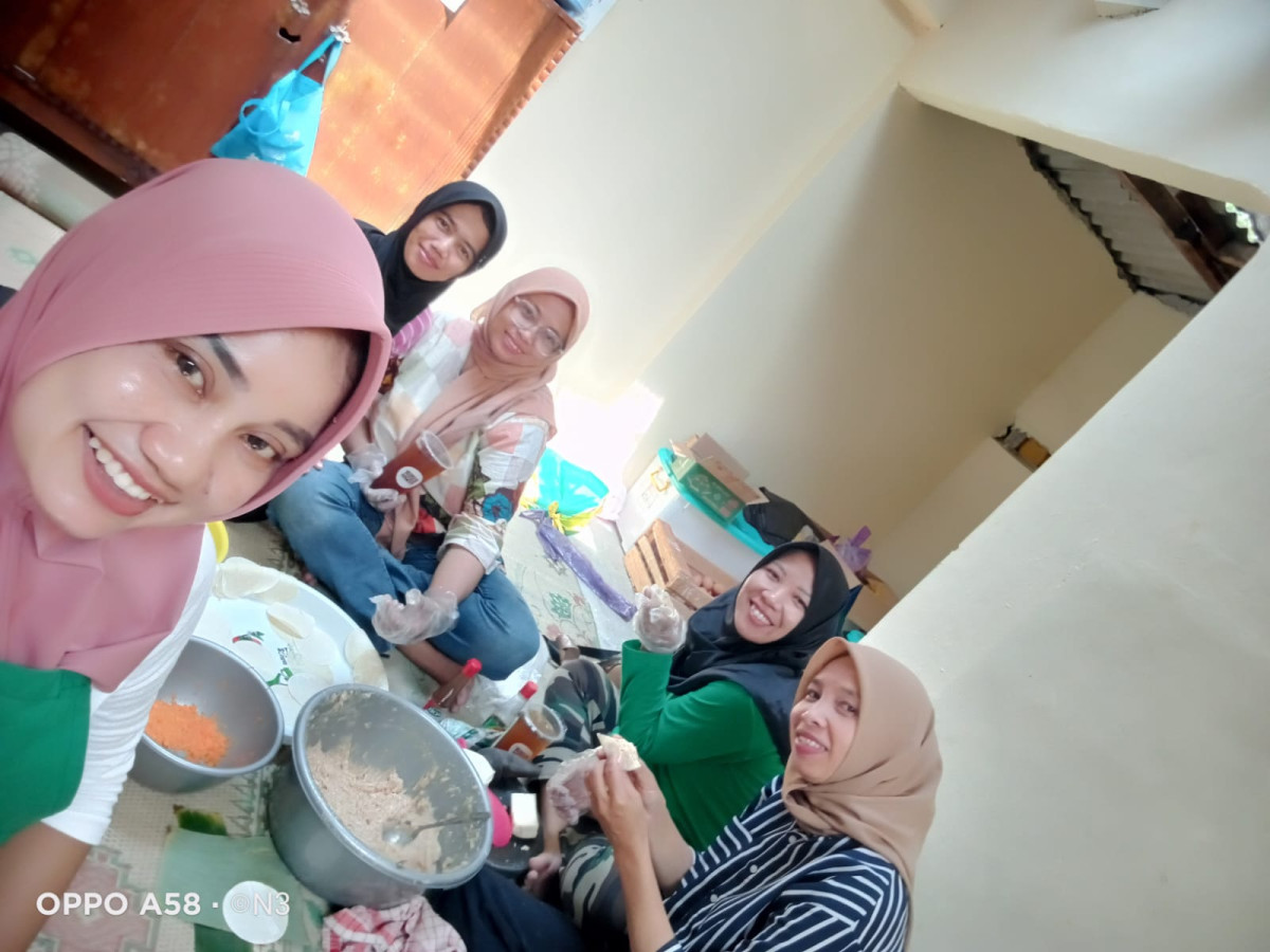 Partisipasi pengolahan PMT Lokal oleh kader Padukuhan Pucanganom