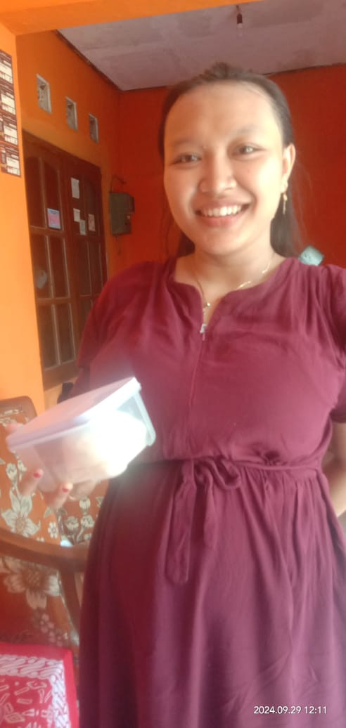 Pendistribusian PMT lokal  bumil oleh kader Gebang jetis