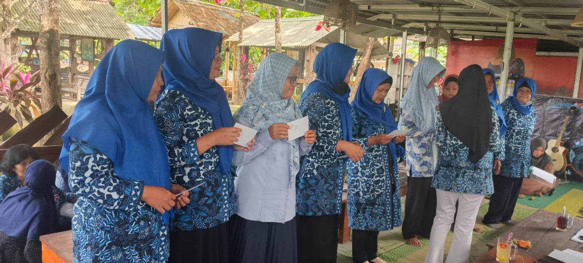 Pemberian Apresiasi Bersih Lingkungan Kepada Setiap RT dari Bpk Dukuh Padukuhan Karangsari