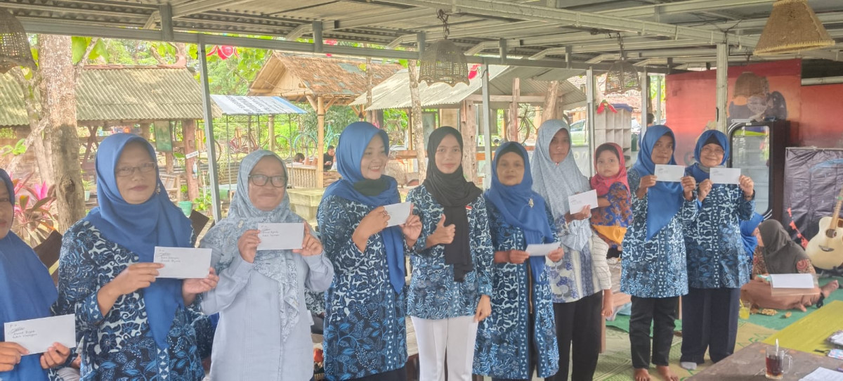 Pemberian Apresiasi Bersih Lingkungan Kepada Setiap RT dari Bpk Dukuh Padukuhan Karangsari