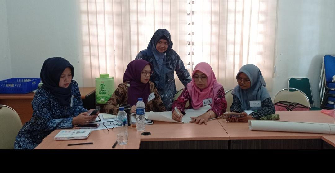 Kader padukuhan Bakungan berdiskusi bersama teman teman Sekolah Perempuan Mengenai Permasalahan Perlindungan anak dan Perempuan