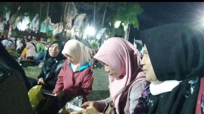 Kegiatan macul langit/ sholawat akbar  yang di ikuti oleh beberapa penduduk/ warga  malangrejo