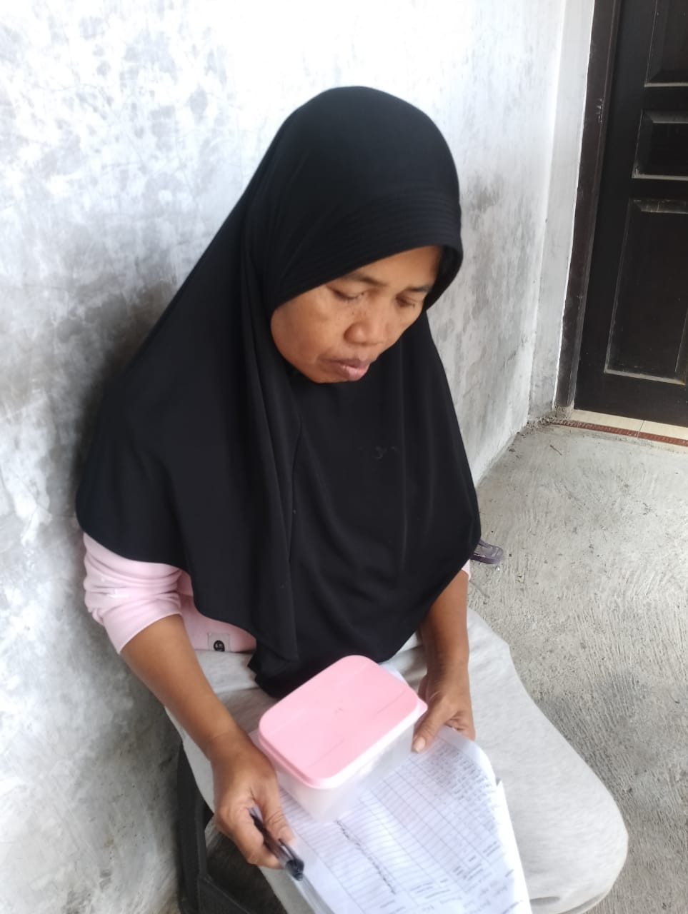 Pemberian PMT Lokal oleh Kader Dashat wedomartani ke ibu hamil  dengan KEK ( kekurangan energi kronik )  di  Padukuhan malangrejo