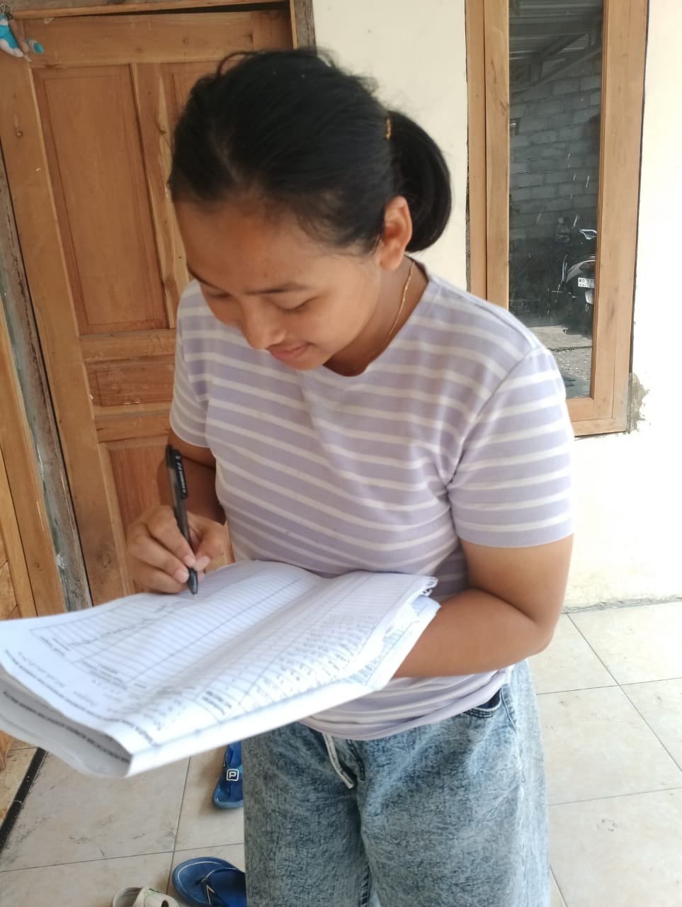 Pemberian PMT Lokal oleh kader Dashat Wedomartani ke balita gizi kurang padukuhan Malangrejo