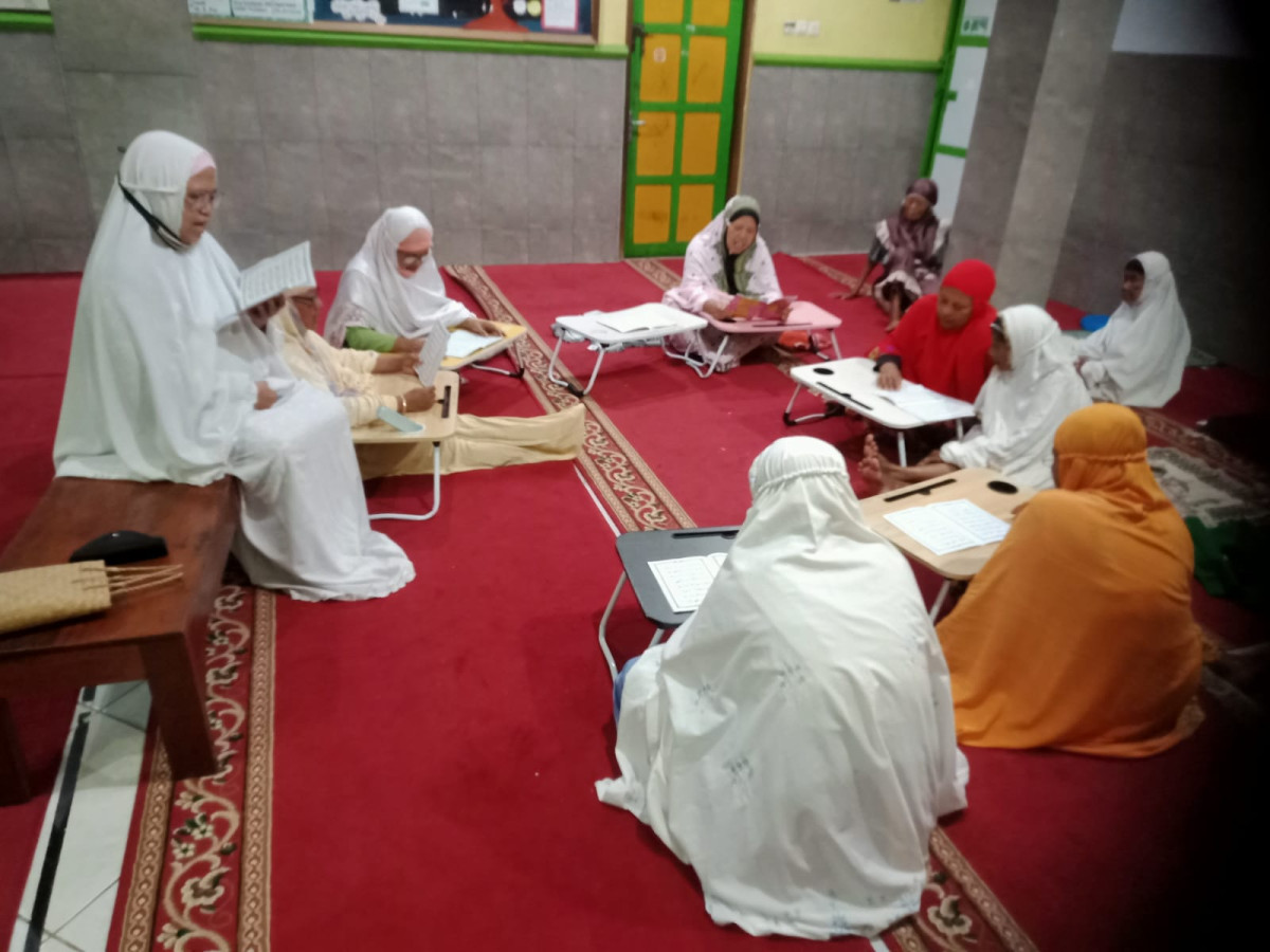 Latihan membaca Al qu'ran dgn metode ummi jilid 5 halaman 12 dan 13, 14 di Padukuhan Malangrejo