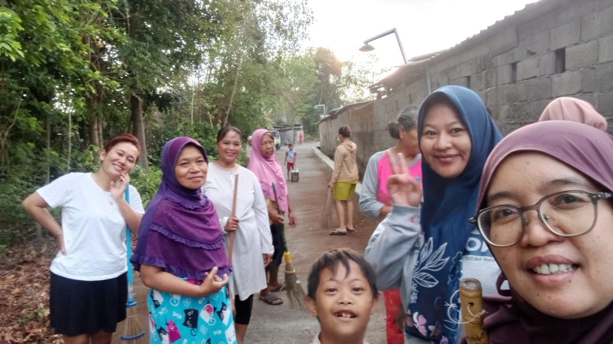 Kerjabakti ibu-ibu pkk rt 4 padukuhan tonggalan