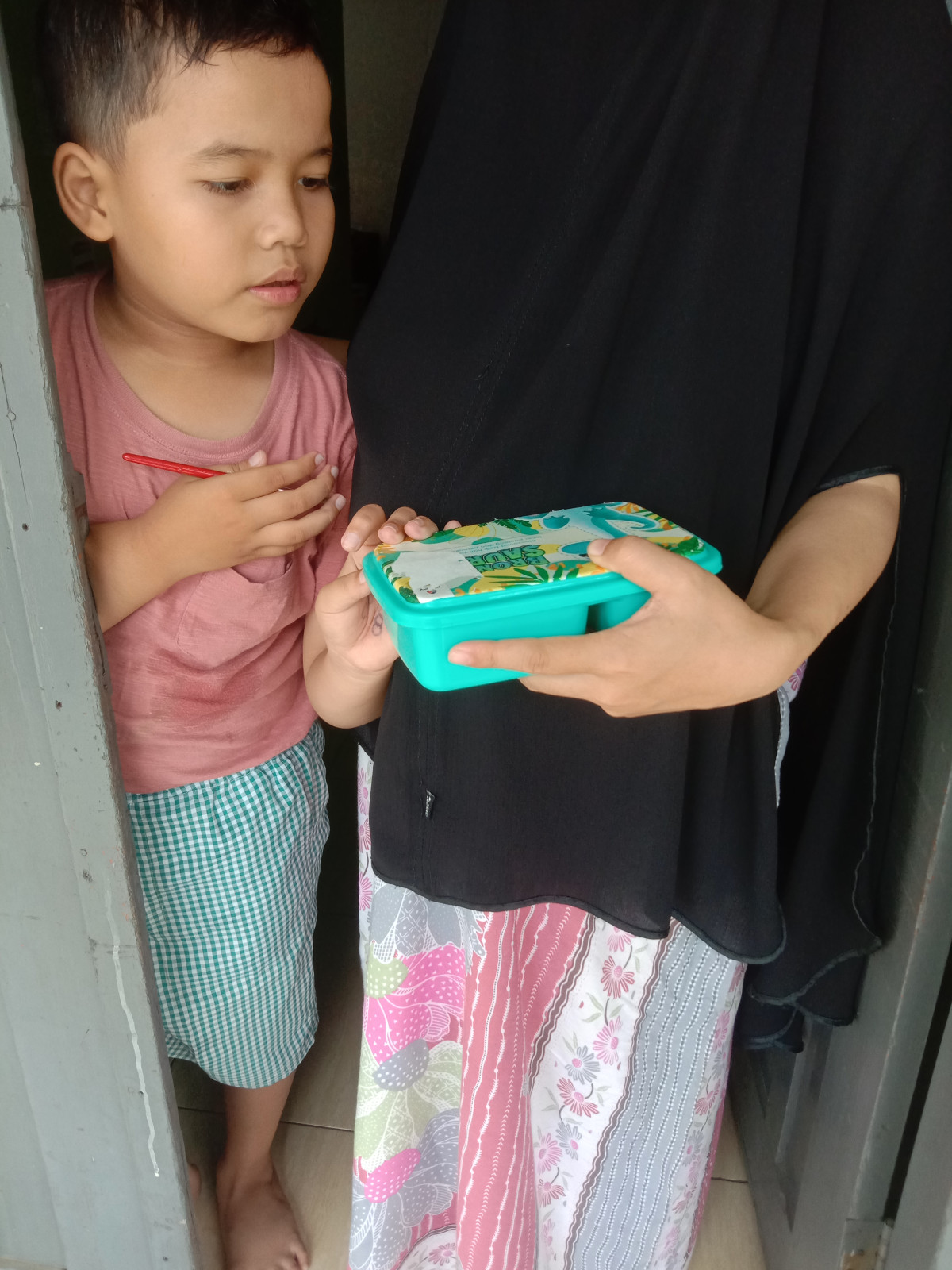 Pendistribusian PMT lokal oleh kader Krajan