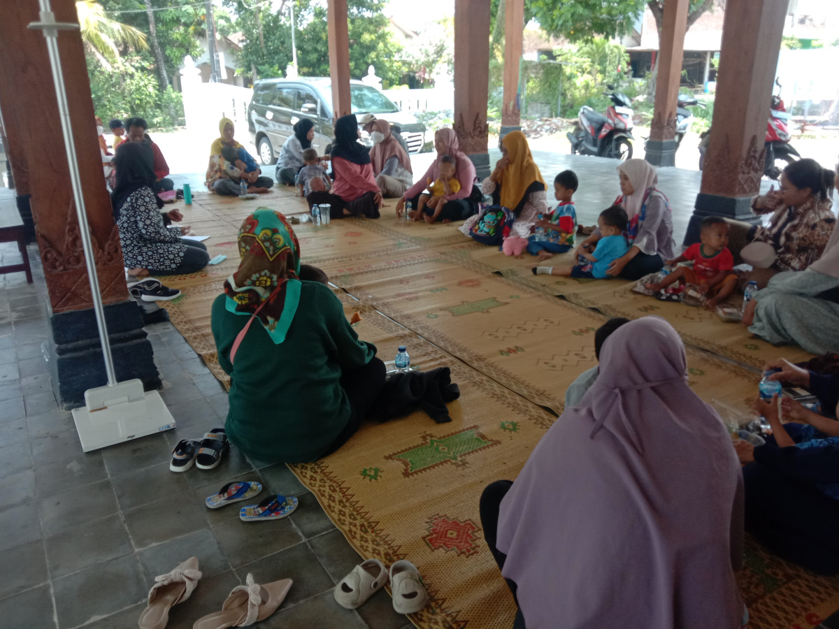 Evaluasi & perpisahan Balita dlm rangka penerimaan PMT lokal yg di hadiri olh kader krajan