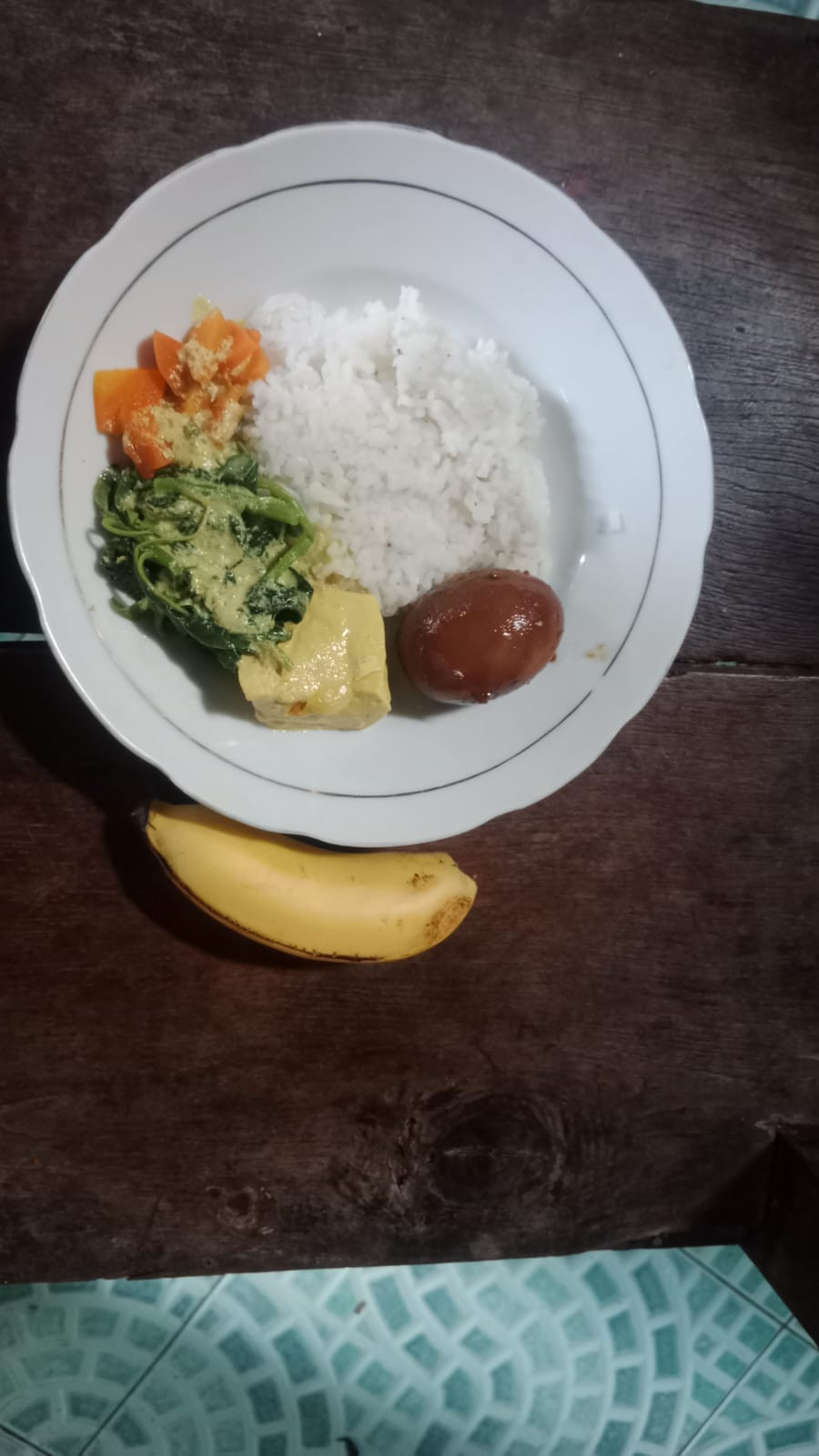 Pemberian PMT di posyandu Ngudi Saras Tonggalan