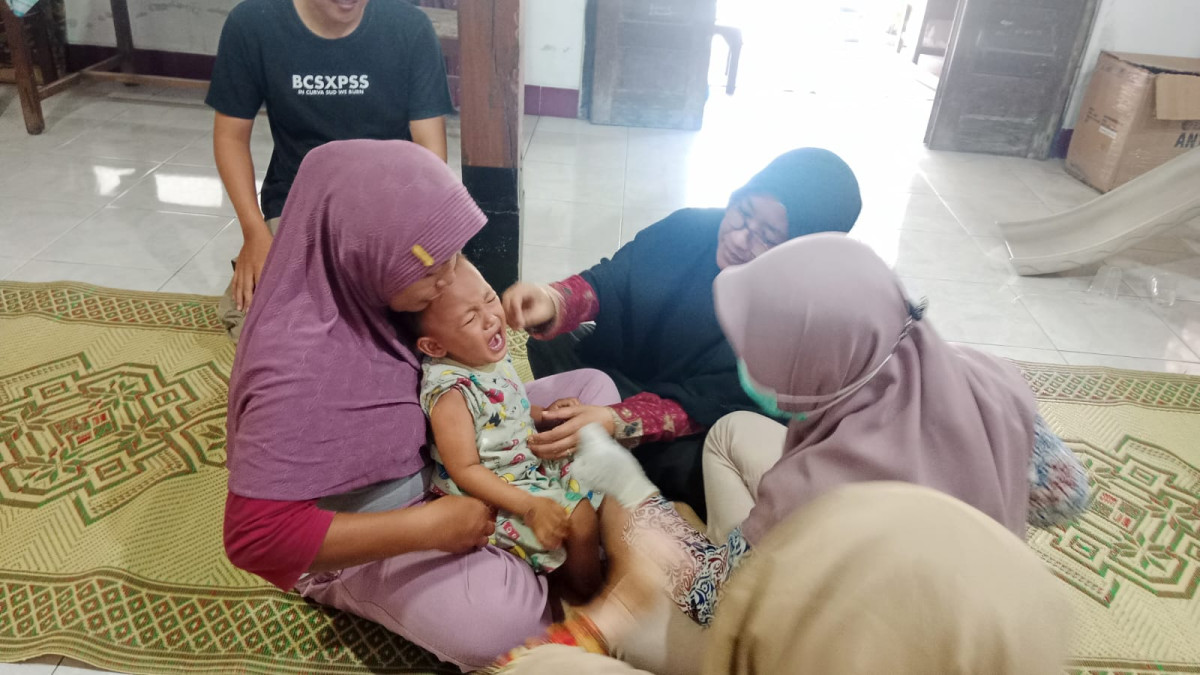 Pelaksanaan imunisasi JE di posyandu Ngudi Saras Tonggalan