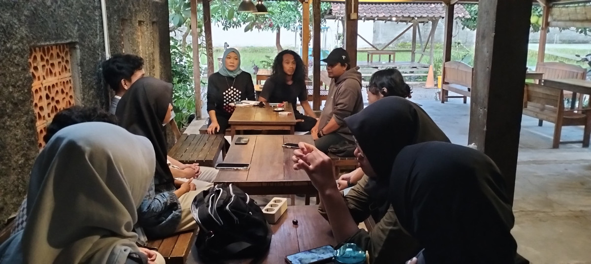 Kegiatan rapat Deswita dengan anak UGM fak arkeolog di jetis