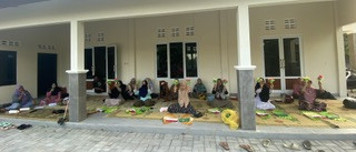 Latihan hadroh grup Tanzila Saffana di dusun Sanggrahan