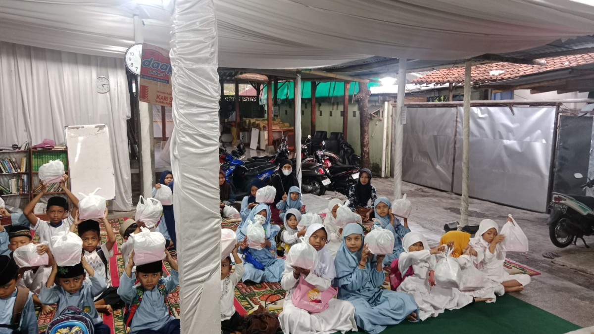 Sedekah wali murid untuk santri TPA Nurul ishlahiyyah Padukuhan Bakungan
