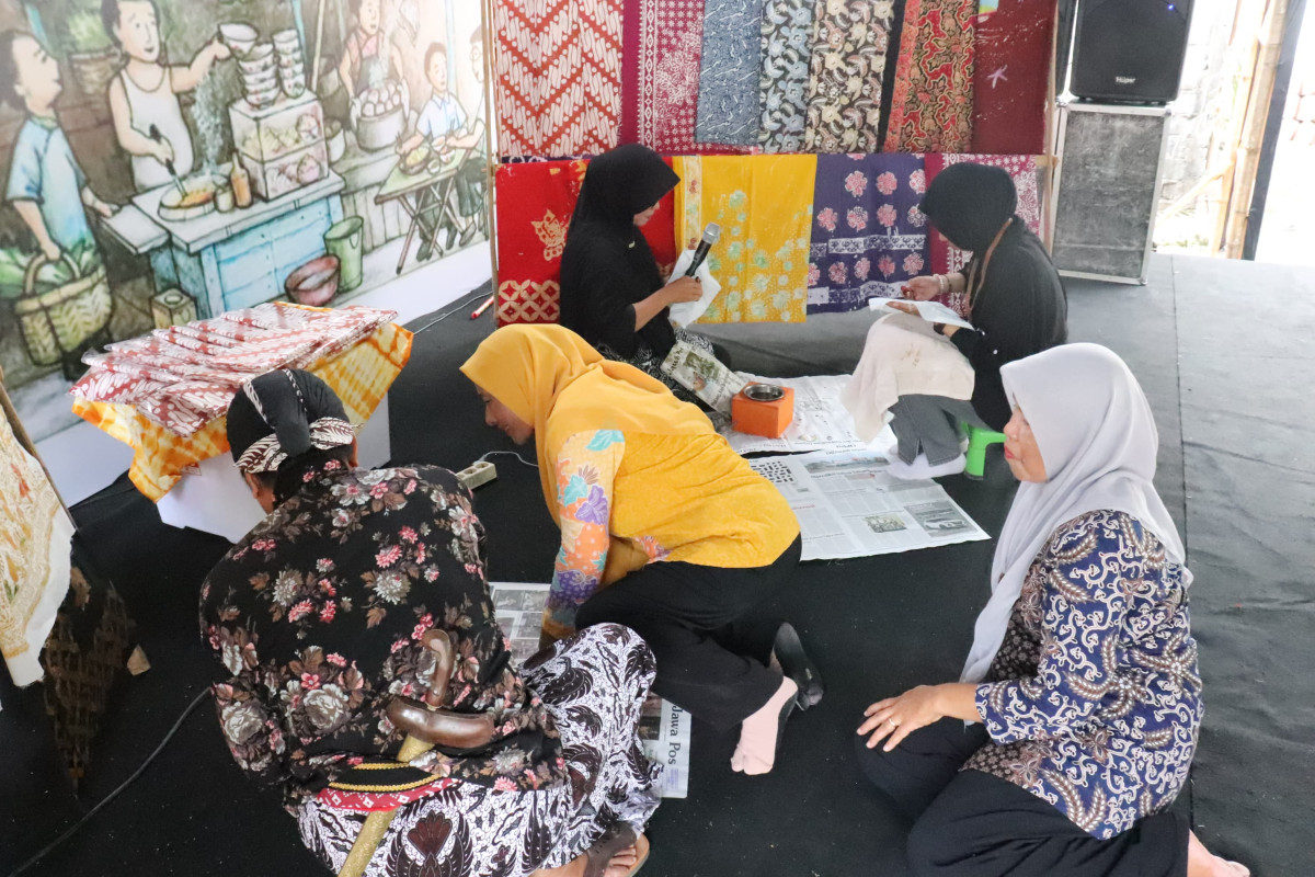Pameran hasil karya batik dari UPPK Makarti dan proses membatik  di padukuhan malangrejo
