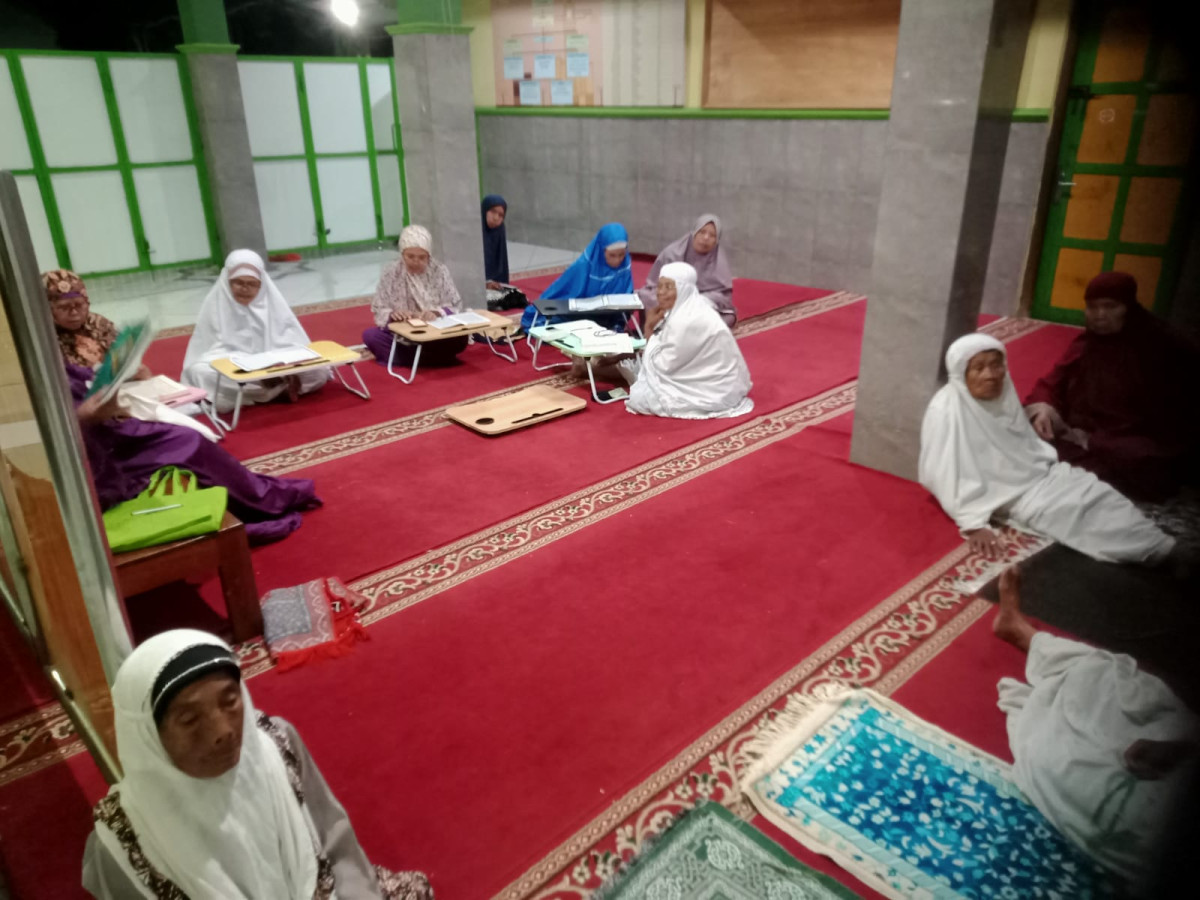 Kegiatan bpk2 Ibu2 masjid Ar Rohmah Malangrejo