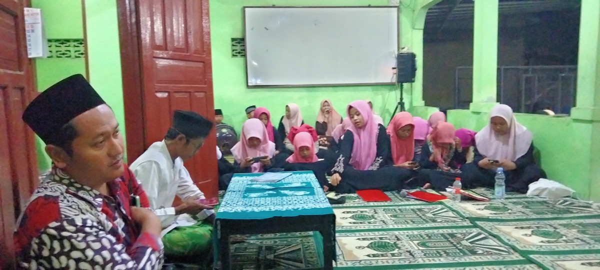 Kelompok hadroh Al Mubasyir yunior oadukuhan Tonggalan tampil pada pengajian. rutin malam sabtu kliwonnn