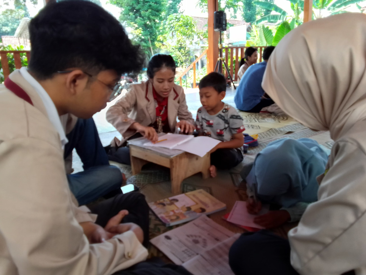 Kegiatan belajar bersama mahasiswa dari prodi matematika dan Prodi Bahasa inggris universitas sanata darma yogyakarta di padukuhan Malangrejo