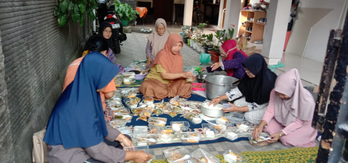 Proses memasak PMT utk balita posyandu puspita yg di kelola oleh ibu2 dawis Rt 04 Krajan