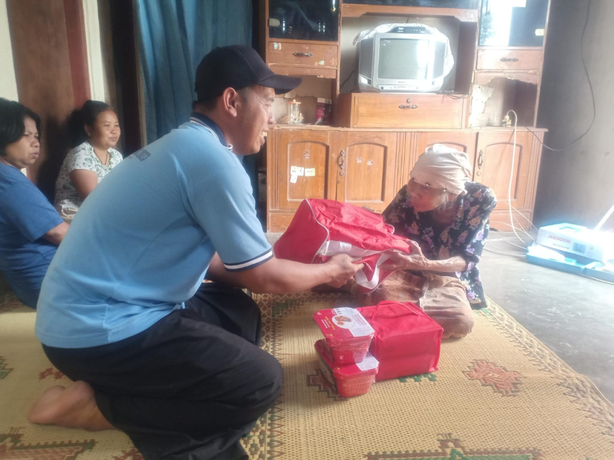 Penyerahan Bantuan Kepada warga terdampak angin di padukuhan Bakungan dari kalurahan Wedomartani